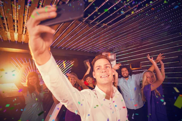 Homme prenant selfie du téléphone — Photo