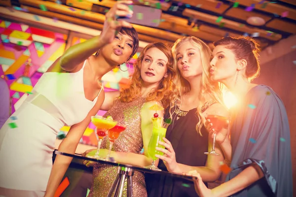 Amigos tomando selfie desde el teléfono — Foto de Stock