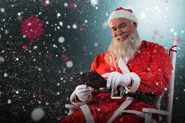 Usmíval se Santa Claus pomocí tabletu — Stock fotografie