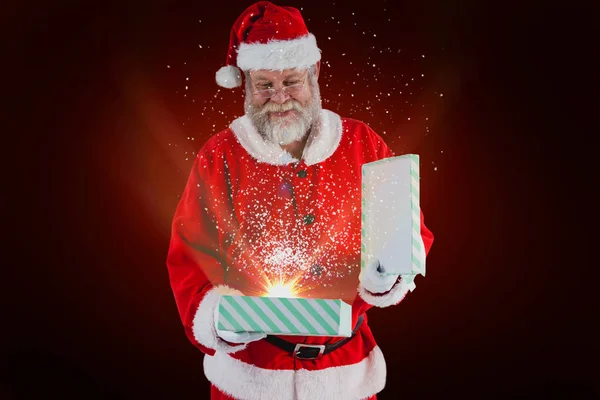 Santa claus otevírání krabičky — Stock fotografie