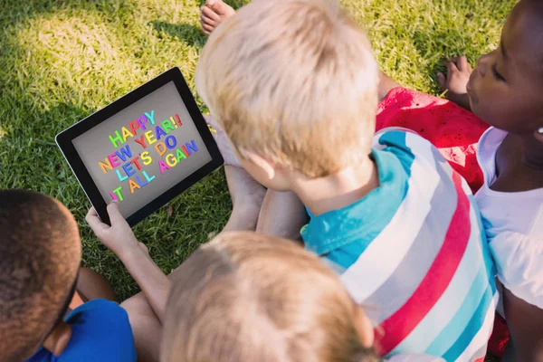 Barn ser i digital tablet — Stockfoto