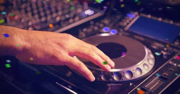 DJ pria memainkan musik. — Stok Foto