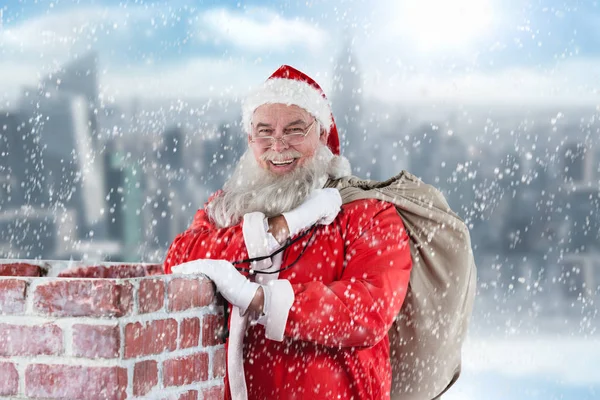 Weihnachtsmann trägt Tasche voller Geschenke — Stockfoto