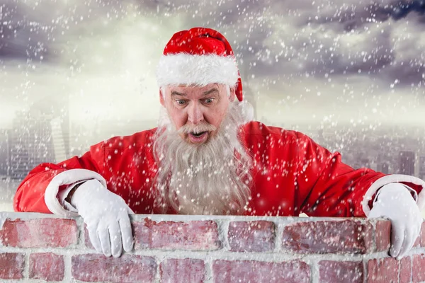 Санта Клаус подглядывает через стену — стоковое фото
