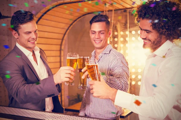 Amigos brindar um copos de cerveja — Fotografia de Stock