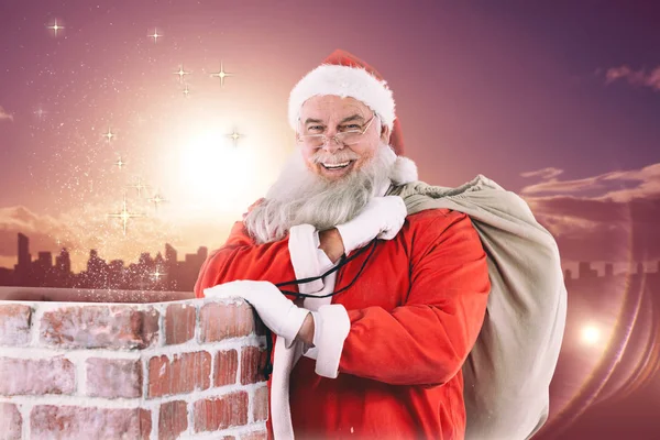 Santa claus draagtas vol geschenken — Stockfoto