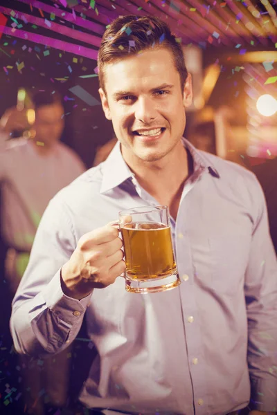 Homem segurando copo de cerveja — Fotografia de Stock