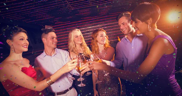 Vänner rosta glas champagne — Stockfoto