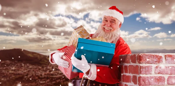 Санта Клаус с сумкой, полной подарков — стоковое фото