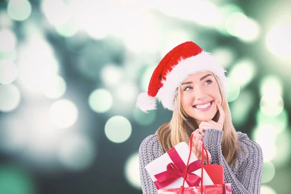 Festlig blondin håller julklapp — Stockfoto