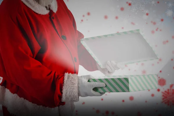 Санта-Клаус, открывающая подарочную коробку — стоковое фото
