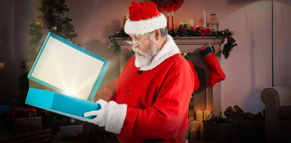 Weihnachtsmann öffnet Geschenkbox — Stockfoto