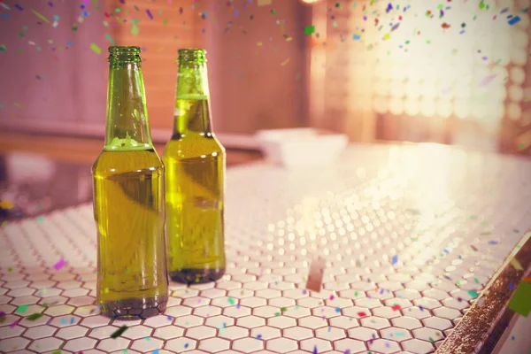 Пляшки пива на барній стійці — стокове фото