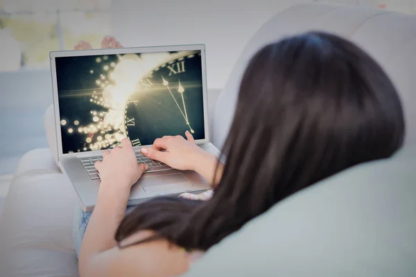 Mulher usando laptop — Fotografia de Stock