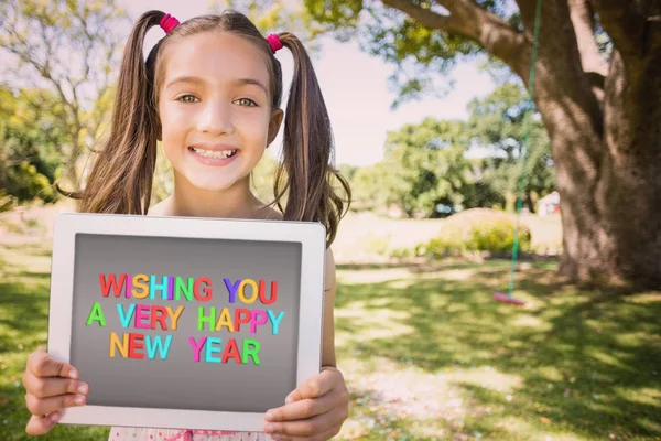 Mladá dívka hospodářství digitální tablet — Stock fotografie