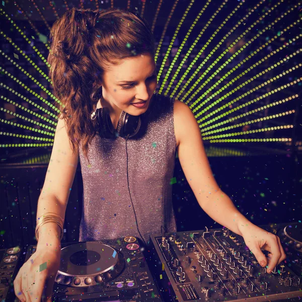 Muito feminina DJ tocando música — Fotografia de Stock