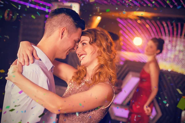 Roztomilý pár tančí spolu na taneční parket — Stock fotografie