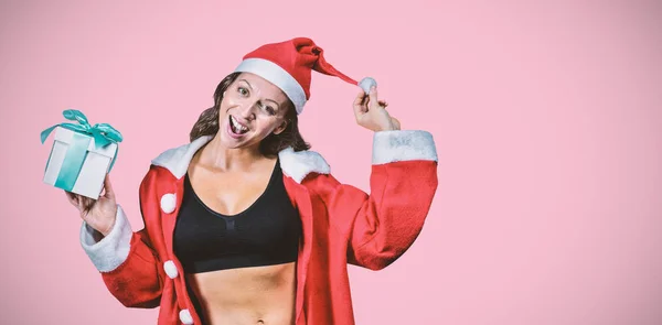 Atleta feminina em traje de Natal e segurando presente — Fotografia de Stock