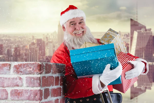 Babbo Natale che trasporta vari doni — Foto Stock