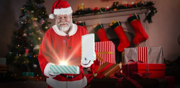 Santa claus caixa de presente de abertura — Fotografia de Stock