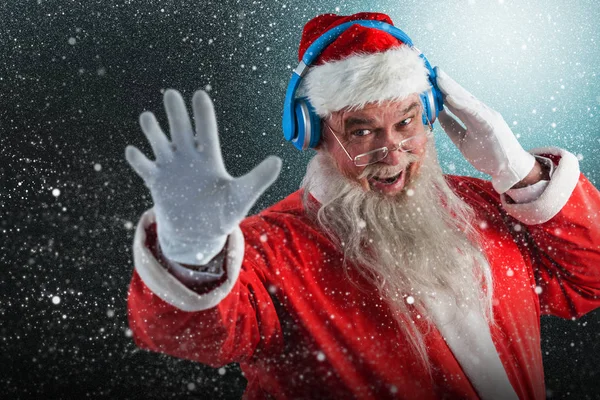 Weihnachtsmann hört Musik — Stockfoto