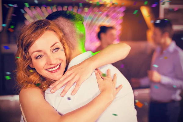 Pareja abrazándose en el bar — Foto de Stock