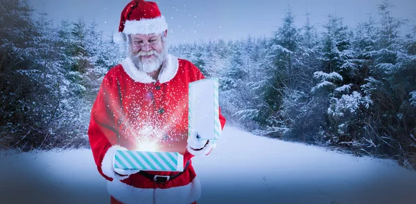 Noel Baba hediye kutusu açma — Stok fotoğraf