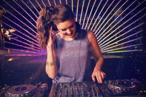 DJ femenino tocando música — Foto de Stock