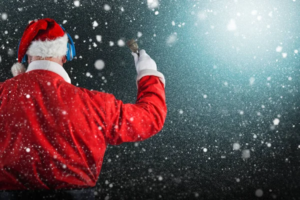 Санта-Клаус слушает музыку — стоковое фото
