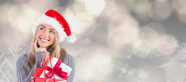 Праздничная блондинка с рождественским подарком — стоковое фото
