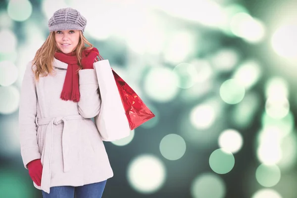 Rubia en ropa de invierno con bolsas — Foto de Stock