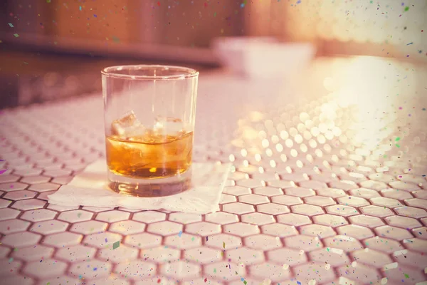Vaso de whisky en la barra —  Fotos de Stock