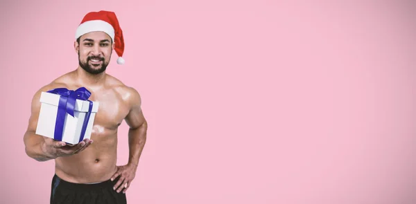 산타 모자에 근육 질의 남자 — 스톡 사진