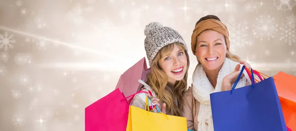 Frauen halten Einkaufstüten in der Hand — Stockfoto