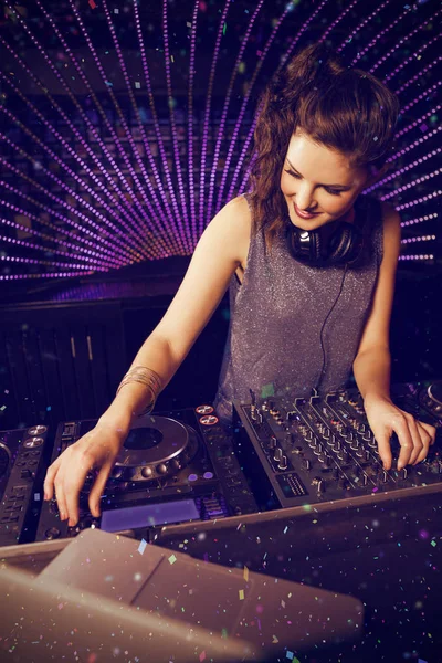 Bastante femenina DJ reproducción de música —  Fotos de Stock