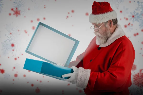 圣诞老人打开礼品盒 — 图库照片