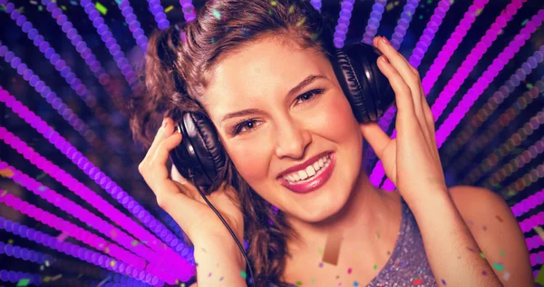 Kadın dj müzik çalma — Stok fotoğraf