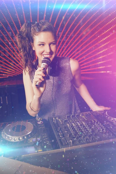 Jolie DJ féminine jouant de la musique — Photo