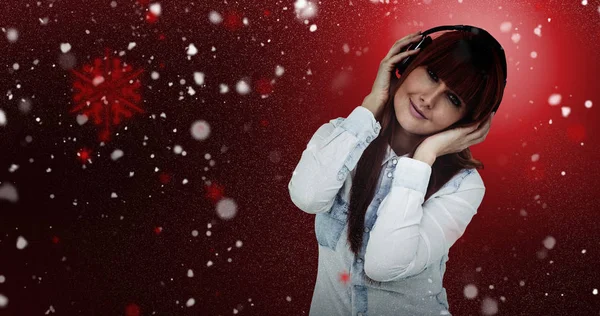 Femme avec casque contre la neige — Photo