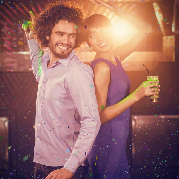 Casal dançando juntos na pista de dança — Fotografia de Stock