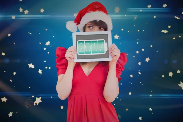 Mujer en santa hat celebración tableta — Foto de Stock