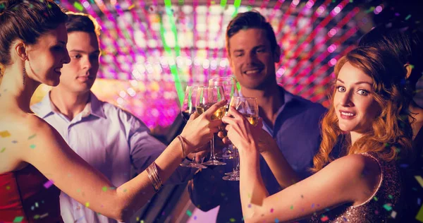 Groep vrienden roosteren glazen van champagne — Stockfoto