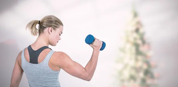 Mujer musculosa haciendo ejercicio — Foto de Stock