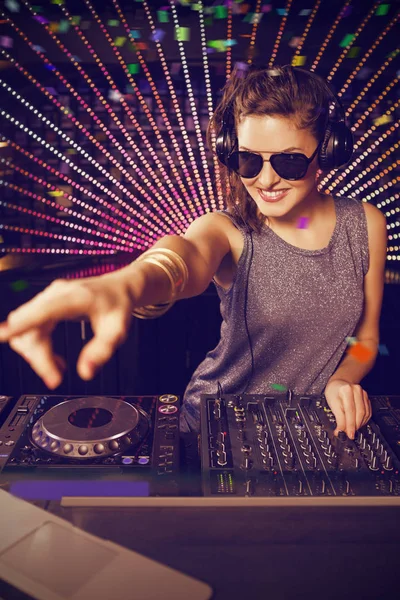 Bastante femenina DJ reproducción de música — Foto de Stock