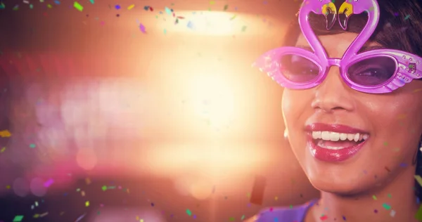 Mujer con gafas de sol de lujo en el bar — Foto de Stock