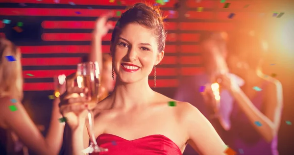 Frau mit einem Glas Champagner — Stockfoto