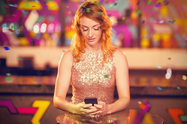 Mujer usando teléfono móvil —  Fotos de Stock