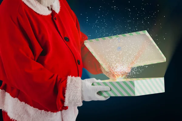 Санта-Клаус, открывающая подарочную коробку — стоковое фото
