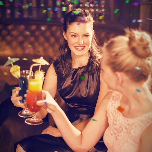 Amigos do sexo feminino brindar copos de coquetel — Fotografia de Stock