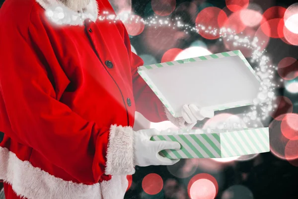 Noel Baba hediye kutusu açma — Stok fotoğraf